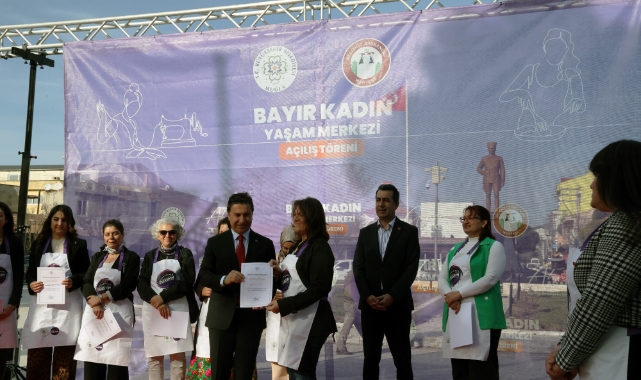 Başkan Aras’tan afişteki görüntüye tepki: "Kadını eve hapsedemezsiniz"