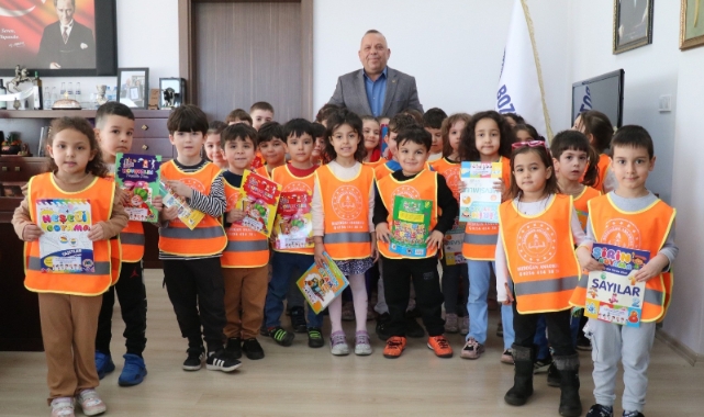 Başkan Özel minik öğrencileri ağırladı