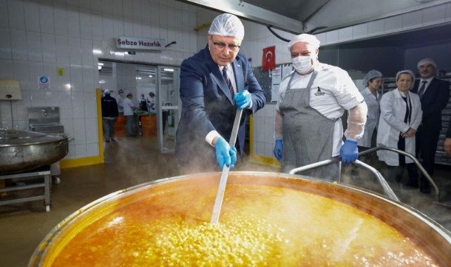 Başkan Tugay aşevinde yemek hazırlığına katıldı