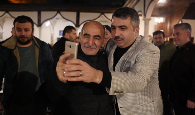 Başkan Yılmaz vatandaşlarla ilk teravihte Emirsultan'da buluştu
