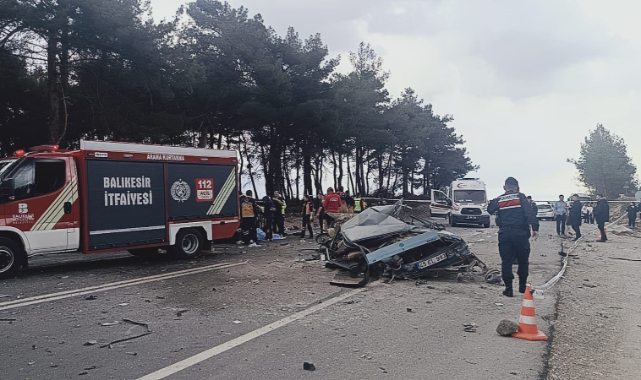 Balıkesir'de feci kaza! Ortalık savaş alanına döndü