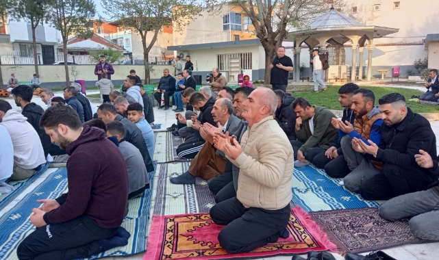 Bayram namazında camiler doldu taştı