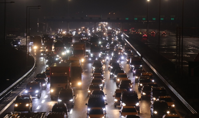 Bayram tatili dolayısıyla otoyolda yoğunluk başladı