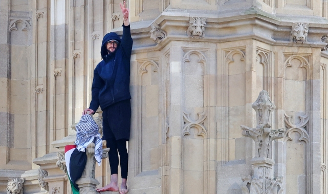 Big Ben Kulesi'ne tırmanan Filistin bayraklı şahıs, 16 saatlik eylemin ardından tutuklandı
