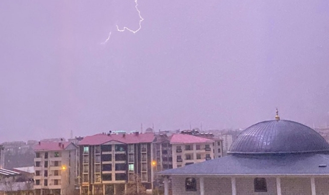 Bingöl’de şimşekler geceyi gündüze çevirdi