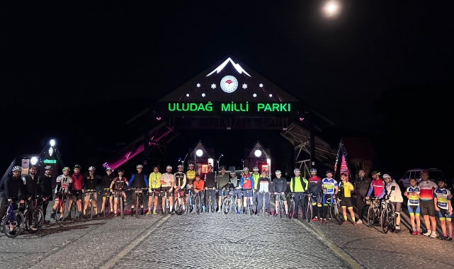 Bisiklet tutkunları iftar sonrası Uludağ'a pedal çevirdi