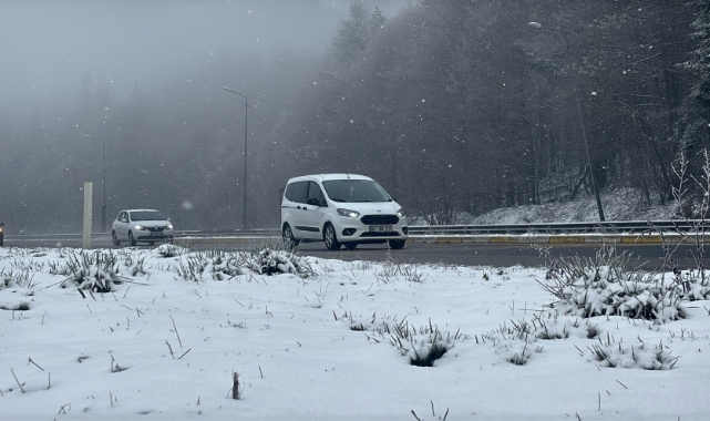Bolu Dağı’nda hafif kar yağışı devam ediyor