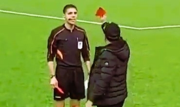 Bu kez yönetici hakeme kırmızı kart gösterdi!
