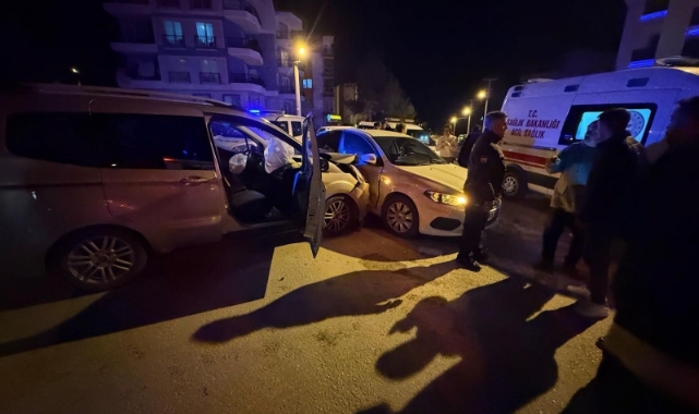 Burdur'da hafif ticari araç ile otomobil çarpıştı!