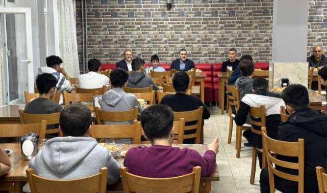 Burhaniye’ de Kaymakam Memiş öğrencilerle iftar yaptı