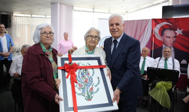 Bursa Büyükşehir Belediye Başkanı Bozbey’den Huzurevi’ne bayram ziyareti
