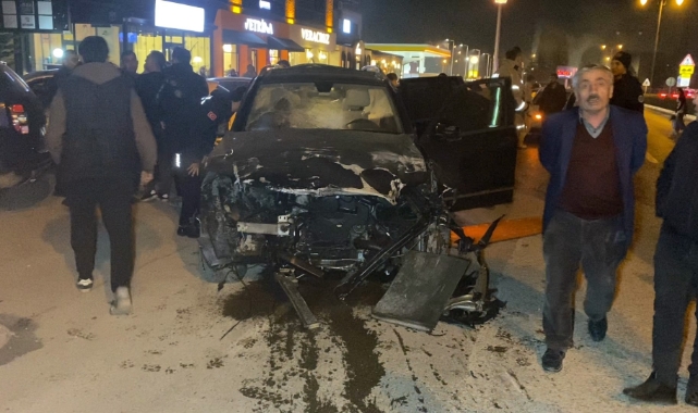 Bursa'da 3 aracın karıştığı zincirleme kaza! 2 kişi yaralandı
