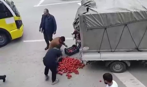Bursa'da araçtan düşen sebzeler el birliğiyle toplandı