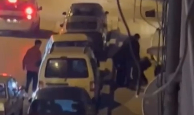 Bursa'da aralarına aldıkları adamı darp ettiler