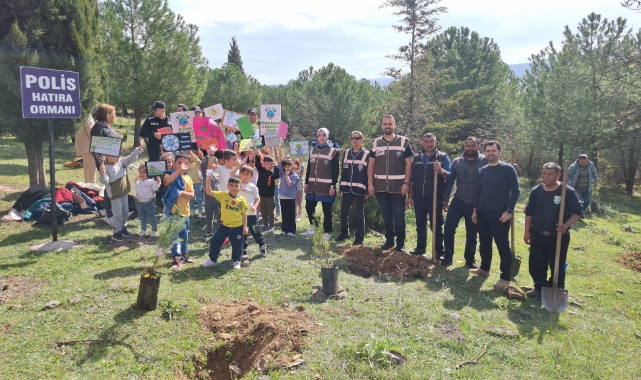 Bursa'da emniyet personeli ve öğrenciler birlikte fidan dikti