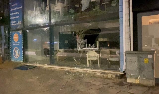 Bursa'da gece yarısı mağaza camını taşla kırdı!