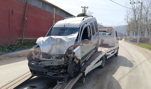 Bursa'da halk otobüsü ile hafif ticari araç çarpıştı: 1 yaralı