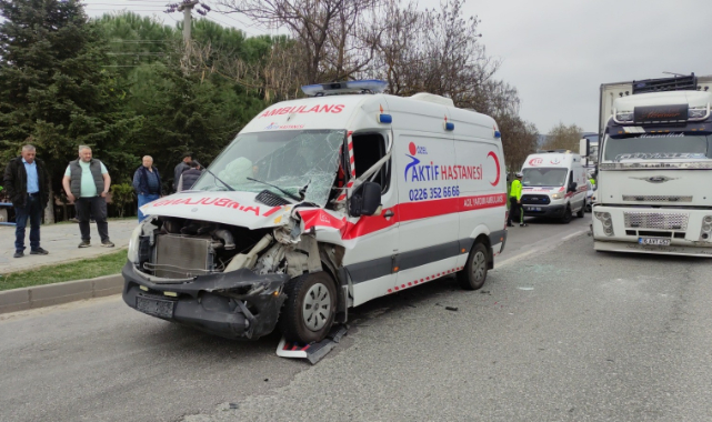 Bursa'da hasta taşıyan ambulans kamyona çarptı: 2 yaralı