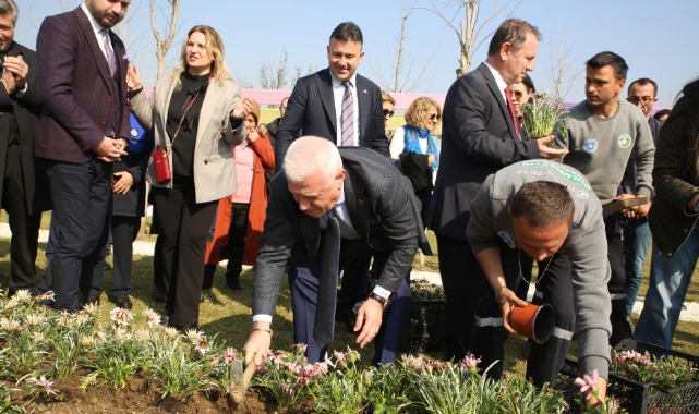 Bursa'da Kadınlar Günü’nde çiçekler toprakla buluştu