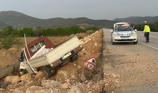 Bursa'da kamyonet şarampole uçtu : 1 yaralı