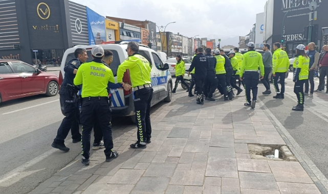 Bursa'da kasktan ceza yiyen motosiklet sürücüsü ekiplere zor anlar yaşattı
