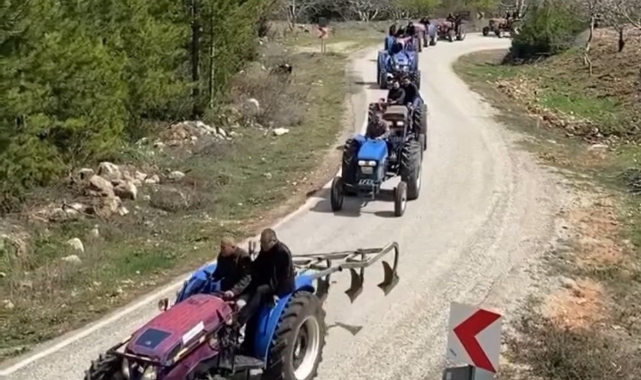 Bursa'da komşu köye traktörlü bayram konvoyu
