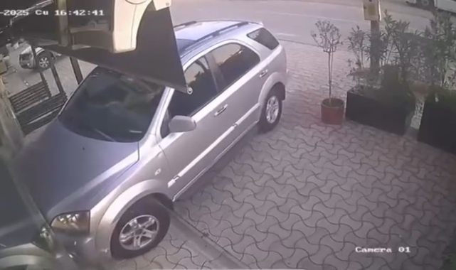 Bursa'da kuaförlük yapan kiracısının dükkanına otomobille daldı!