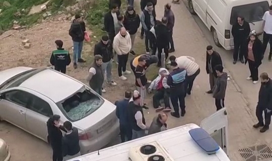 Bursa'da motosiklet park halindeki otomobillere çarptı: 2 yaralı