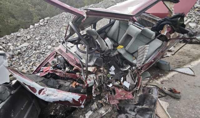 Bursa'da otomobil ile kamyonet çarpıştı: 1 ölü, 3 yaralı