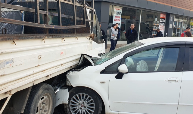 Bursa'da otomobil kamyonete çarptı: 1 yaralı