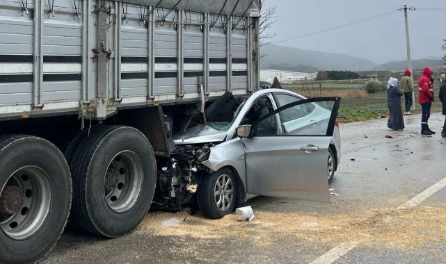 Bursa'da otomobil kamyonun altına girdi