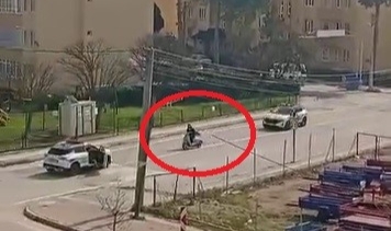 Bursa'da polis ile ehliyetsiz gencin kovalamacası kamerada...