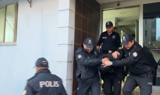 Bursa'da polisin baskın düzenlediği evde silah, tarihi eser, uyuşturucu ele geçirildi