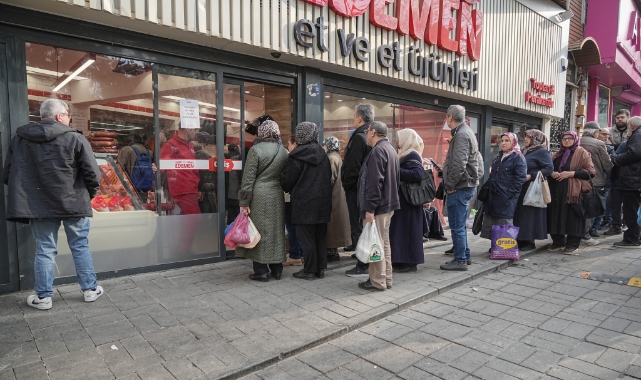 Bursa'da ramazan alışverişi için kasaplarda metrelerce et ve kıyma kuyruğu