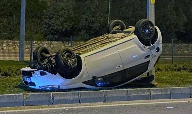 Bursa'da refüje çarpan otomobil takla attı