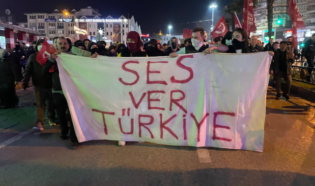 Bursa'da toplanan vatandaşlardan İmamoğlu'na destek