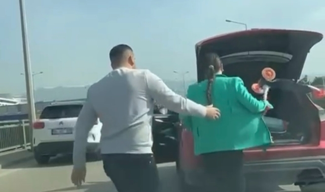 Bursa'da trafikte iki kadın sürücü arasında yol verme kavgası!