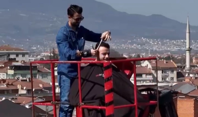 Bursa'da vinci berbere çevirdi! Metrelerce yüksekte müşterilerini tıraş etti