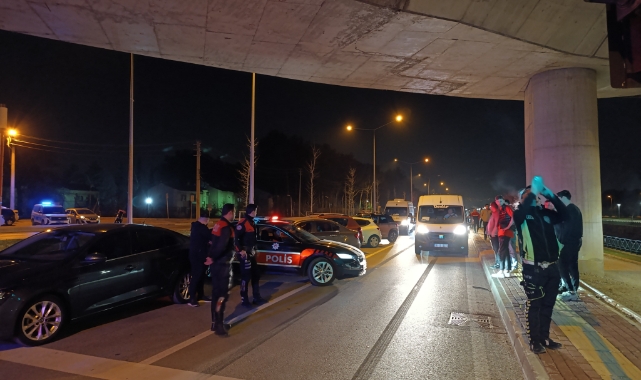 Bursa'da yolun karşısına geçmeye çalışanlara araç çarptı! 2 yaralı