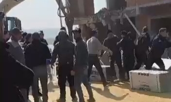 Bursa'daki yıkımda ortalık karıştı! İş makinelerinin önüne geçtiler