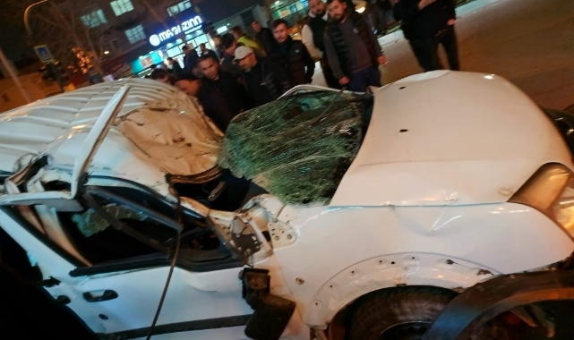 Bursa hafif ticari araç ağaca çarpıp takla attı!