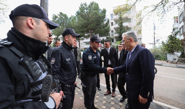 Bursa Valisi Ayyıldız görev yapan ekiplerle bayramlaştı