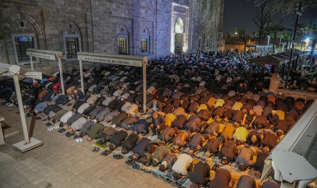 Bursalılar Kadir Gecesi'nde Ulu Cami'ye akın etti