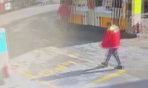 Çalışmayan arabayı iterken kaza yaptılar
