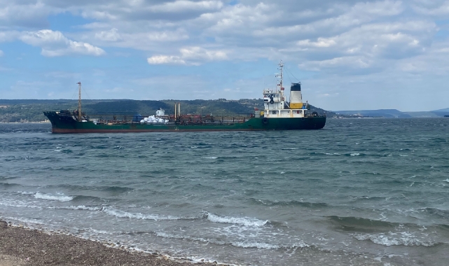 Çanakkale Boğazı'nda atık taşıma tankeri karaya oturdu