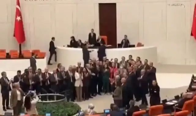 CHP milletvekillerinden TBMM'de İmamoğlu protestosu!