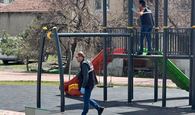Çocuk parkında bıçaklı kavga!
