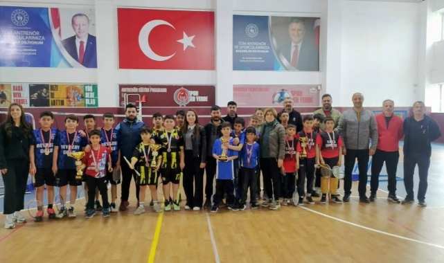Cumhuriyet Ortaokulu badmintonda il birincisi oldu