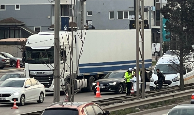 D-100’de tırın altında kalan motosiklet sürücüsü hayatını kaybetti
