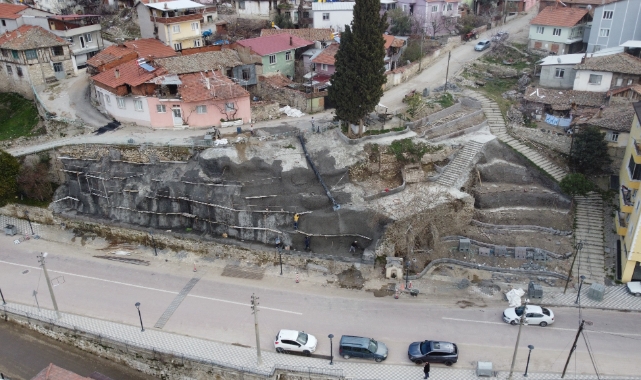Demirci’de görüntü kirliliği oluşturan alana şelale yapılıyor